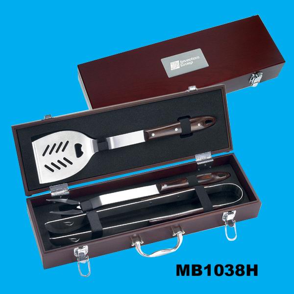 MB1038H 3Pcs Bbq Set W/ Colour Wooden Handle In Wooden Case