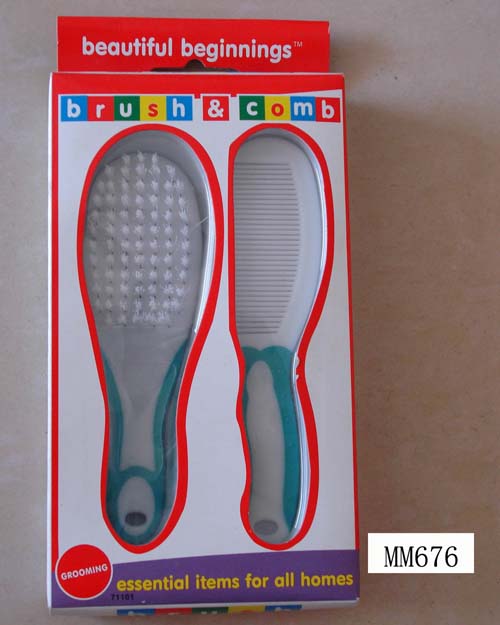 MM676 Brush W/ Comb In Color Box