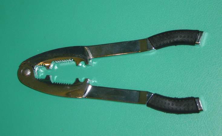 MV1472 Deluxe Nut Cracker