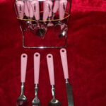 16Pcs Cutlery Set W.Wire Holder In Colour Box
