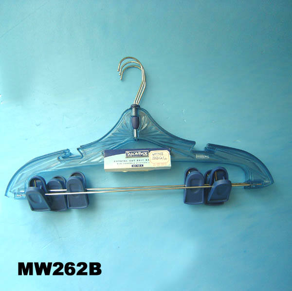 MW262B 3Pk Plastic Hanger W/2Pcs Plastic Pegs